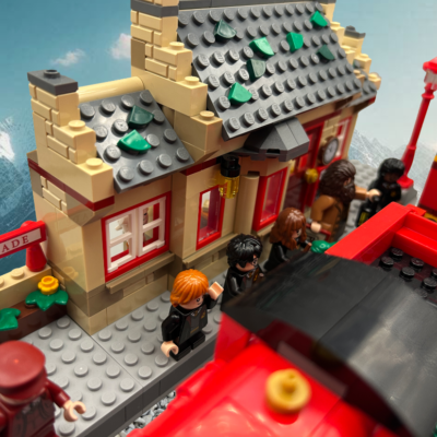 LEGO 76423 ​Zweinstein Express™ en Zweinsveld™ station