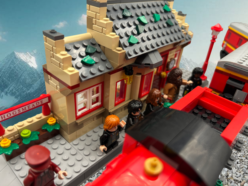 LEGO 76423 ​Zweinstein Express™ en Zweinsveld™ station